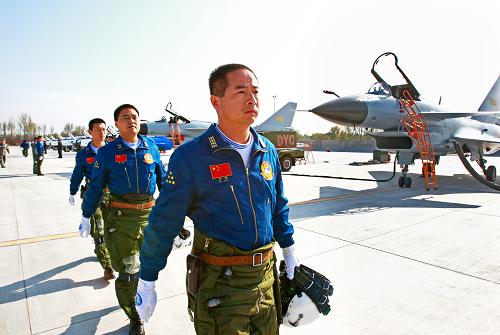 10月31日,八一飛行表演隊所在師師長嚴(yán)鋒(前一)帶領(lǐng)殲-10表演飛行員走向飛機準(zhǔn)備訓(xùn)練。 新華社發(fā) (譚超 攝)