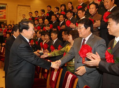 11月8日,在第十屆中國(guó)記者節(jié)到來(lái)之際,第十九屆中國(guó)新聞獎(jiǎng)、第十屆長(zhǎng)江韜奮獎(jiǎng)、全國(guó)優(yōu)秀新聞工作者頒獎(jiǎng)報(bào)告會(huì)在北京舉行。中共中央政治局常委李長(zhǎng)春出席并講話。這是頒獎(jiǎng)報(bào)告會(huì)前,李長(zhǎng)春親切會(huì)見獲獎(jiǎng)代表。新華社記者 劉衛(wèi)兵 攝