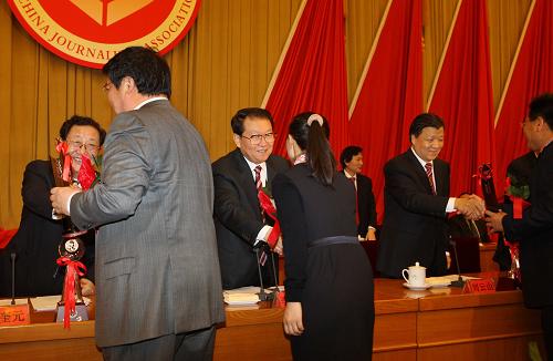 這是李長(zhǎng)春等為獲獎(jiǎng)?wù)哳C獎(jiǎng)。 新華社記者 劉衛(wèi)兵 攝