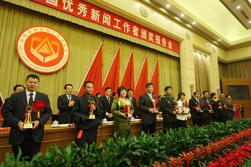 這是長(zhǎng)江韜奮獎(jiǎng)獲得者在領(lǐng)獎(jiǎng)臺(tái)上。 新華社記者 劉衛(wèi)兵 攝