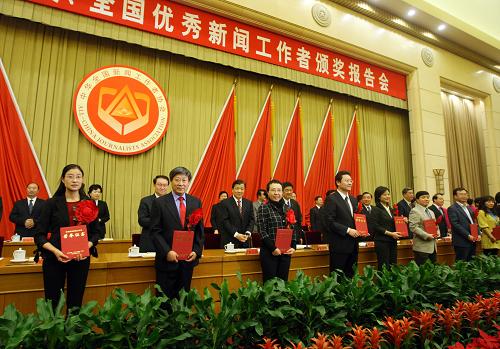 這是全國(guó)優(yōu)秀新聞工作者獲得者在領(lǐng)獎(jiǎng)臺(tái)上。新華社記者劉衛(wèi)兵攝