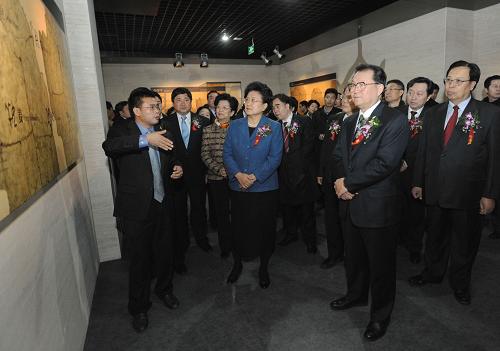 11月16日,中國(guó)文字博物館開館儀式在河南安陽(yáng)舉行,中共中央政治局常委李長(zhǎng)春出席開館儀式。這是開館儀式后,李長(zhǎng)春等參觀博物館陳列展覽。新華社記者 馬占成 攝
