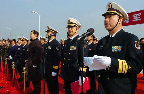 12月20日,中國海軍副司令員丁一平(右一)在歡迎儀式上致辭。 新華社記者 郭剛 攝