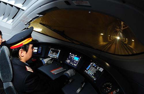 12月20日,武廣高鐵CRH3型動(dòng)車組穿過隧道。 新華社記者 程敏 攝