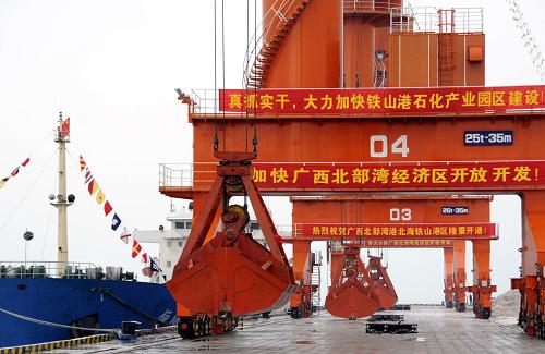12月30日,廣西北海鐵山港10萬噸級(jí)公共碼頭的吊塔正式投入生產(chǎn)。 新華社發(fā)(李君光 攝)