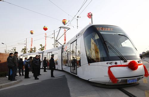 12月31日,有軌電車吸引眾多市民的關(guān)注。當(dāng)日,上海首條現(xiàn)代有軌電車線路在浦東新區(qū)張江高科技園區(qū)通車運(yùn)營,有軌電車在告別46年之后重回上海。此次通車的張江園區(qū)有軌電車線路全長約9.2公里,設(shè)15座車站。全線配置運(yùn)營車輛8輛,每天運(yùn)營17小時15分鐘,每小時運(yùn)輸能力可達(dá)0.5萬至3萬人,有助于緩解120平方公里張江園區(qū)區(qū)內(nèi)交通配套不足的問題。 新華社記者 裴鑫 攝