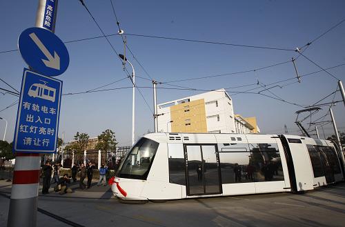 12月31日,一列有軌電車駛出車站。 新華社記者 裴鑫 攝