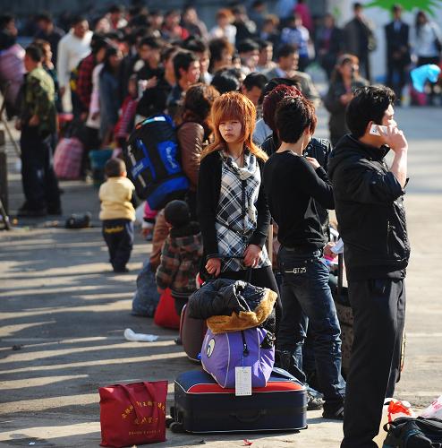 2月9日,乘客在貴陽(yáng)市汽車(chē)客運(yùn)總站內(nèi)排隊(duì)候車(chē)。 新華社記者 劉續(xù) 攝