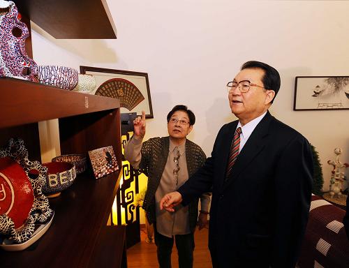 這是2月9日,李長(zhǎng)春看望著名音樂家谷建芬。 新華社記者 李濤 攝