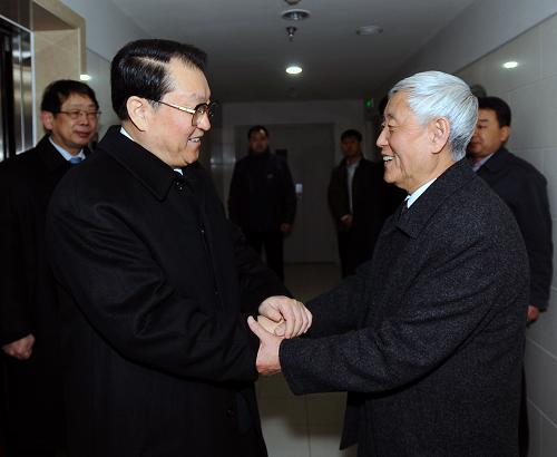 這是2月10日,李長(zhǎng)春看望著名戲劇教育家、話劇導(dǎo)演藝術(shù)家徐曉鐘。 新華社記者 李濤 攝