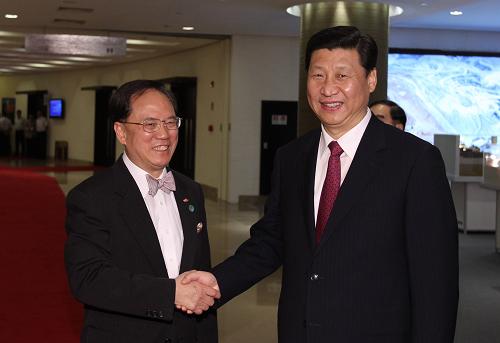 這是合影前,習(xí)近平和曾蔭權(quán)握手。 新華社記者 樊如鈞 攝