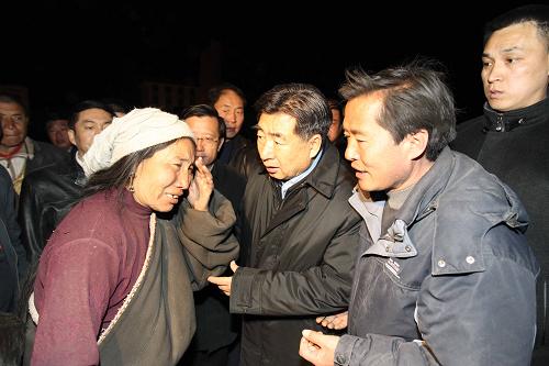 4月14日,受胡錦濤總書記、溫家寶總理委托,中共中央政治局委員、國務(wù)院副總理、國務(wù)院抗震救災(zāi)總指揮部總指揮回良玉率指揮部成員單位負(fù)責(zé)人趕赴青海玉樹地震災(zāi)區(qū)慰問受災(zāi)群眾,指導(dǎo)抗震救災(zāi)工作。這是剛剛抵達(dá)青海玉樹地震災(zāi)區(qū)的回良玉看望慰問災(zāi)區(qū)群眾。新華社記者 丁林 攝