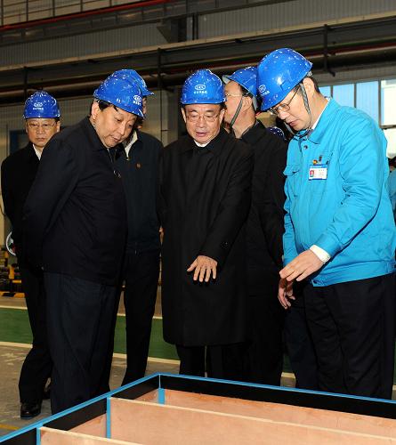這是4月13日,賀國強在德陽市東方汽輪機有限公司考察。新華社記者 饒愛民 攝