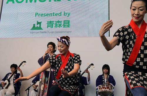 7月5日,來(lái)自日本青森縣的演員在上海世博會(huì)日本產(chǎn)業(yè)館舞臺(tái)表演傳統(tǒng)節(jié)慶舞蹈“津輕手舞”。新華社記者 任瓏 攝