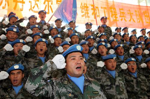 7月6日,中國第四批赴蘇丹達(dá)爾富爾維和工程兵大隊(duì)第一梯隊(duì)維和官兵登機(jī)前莊嚴(yán)宣誓。當(dāng)天,中國第四批赴蘇丹達(dá)爾富爾維和工程兵大隊(duì)第一梯隊(duì)153名官兵從濟(jì)南啟程。按計(jì)劃,第四批赴蘇丹達(dá)爾富爾工程兵大隊(duì)315名官兵分成兩批,對(duì)已執(zhí)行8個(gè)月維和任務(wù)的兄弟部隊(duì)進(jìn)行輪換。新華社發(fā)(畢華明 攝)