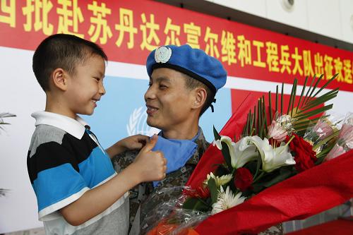 7月6日,維和大隊(duì)干部譚曉林的6歲兒子在機(jī)場送別爸爸。新華社發(fā)(畢華明 攝)
