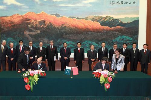 7月7日,中國國家主席胡錦濤在北京人民大會堂同來華進行工作訪問的巴基斯坦總統(tǒng)扎爾達里舉行會談。這是會談后雙方出席簽字儀式。新華社記者 龐興雷 攝