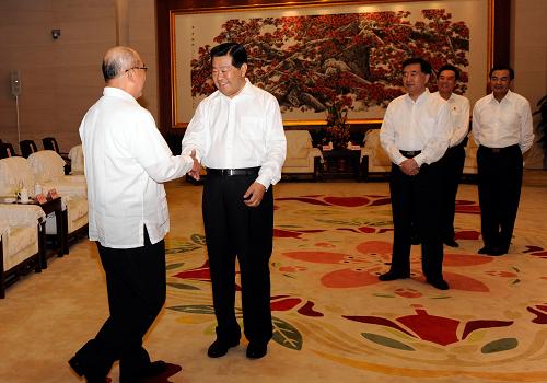 7月9日,中共中央政治局常委、全國(guó)政協(xié)主席賈慶林在廣州會(huì)見中國(guó)國(guó)民黨榮譽(yù)主席吳伯雄及應(yīng)邀參加第六屆兩岸經(jīng)貿(mào)文化論壇的兩岸各界人士。新華社記者 郭磊 攝