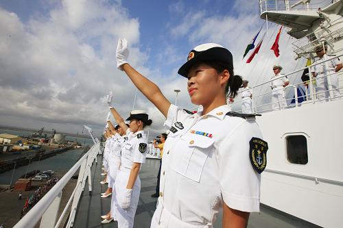 9月29日,中國“和平方舟”號醫(yī)院船船員在碼頭向送行人群揮手致意。新華社記者 查春明 攝