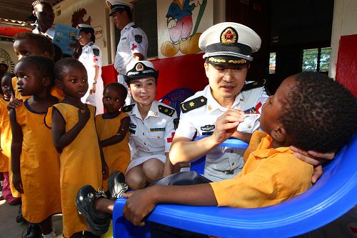 10月15日,在肯尼亞蒙巴薩孤兒院,中國海軍“和平方舟”醫(yī)療隊口腔科醫(yī)生為孩子們進行診療服務(wù)。新華社記者 查春明 攝