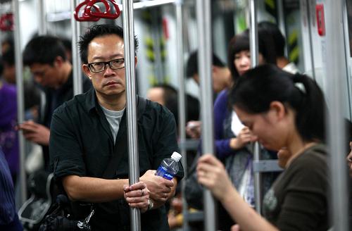 11月8日,人們乘坐廣州地鐵出行。 新華社發(fā)(王翮 攝)