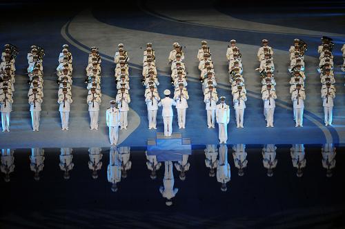 11月12日,第16屆亞洲運(yùn)動(dòng)會(huì)開幕式在廣州海心沙島舉行。這是中國(guó)人民解放軍軍樂團(tuán)演奏迎賓曲。新華社記者 吳曉凌 攝