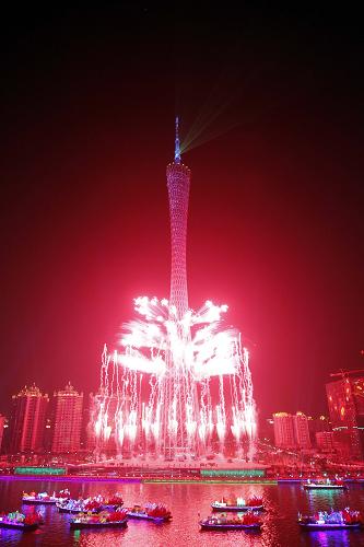 11月12日,第16屆亞洲運(yùn)動(dòng)會(huì)開幕式在廣州海心沙島舉行。這是在電視塔上燃放焰火。新華社記者 任正來(lái) 攝