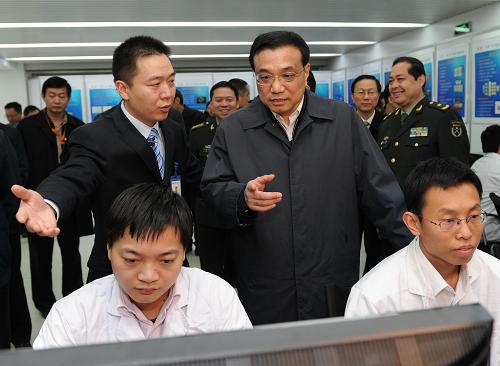 這是11月15日,李克強在國家超級計算天津中心考察“天河一號”研發(fā)和應用情況。新華社記者馬占成 攝