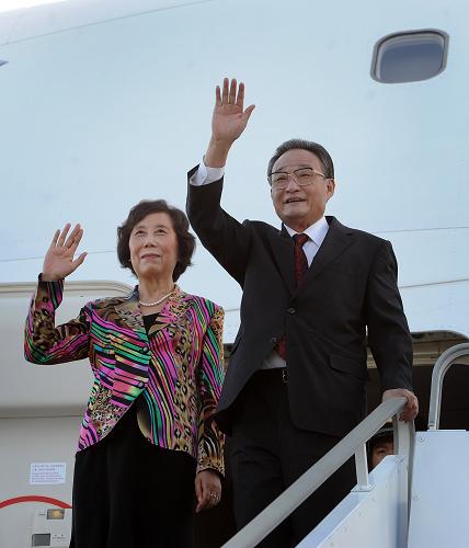 5月19日下午,應(yīng)納米比亞國民議會議長西奧本·古里拉布的邀請,全國人大常委會委員長吳邦國抵達(dá)納米比亞首都溫得和克,開始對納米比亞進(jìn)行正式友好訪問。新華社記者 劉建生 攝