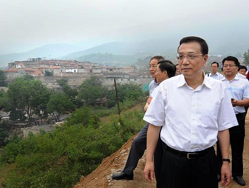 這是李克強(qiáng)在門頭溝采空棚戶區(qū)察看全貌。新華社記者 劉建生 攝