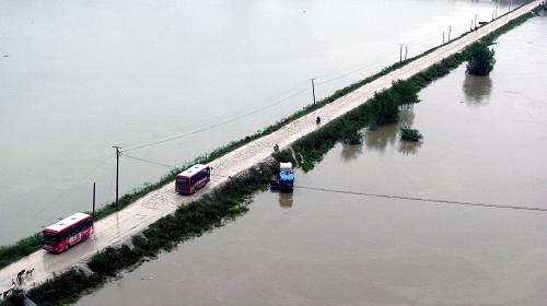 這是9月14日拍攝的即將被漢江水淹沒(méi)的湖北省十堰市鄖縣三門(mén)大壩。目前該大壩因江水上漲已禁止通行。中央氣象臺(tái)9月18日10時(shí)繼續(xù)發(fā)布暴雨藍(lán)色預(yù)警,未來(lái)兩天,漢江中上游地區(qū)的強(qiáng)降水仍將持續(xù)。受前期持續(xù)降雨影響,位于漢江流域上游的水庫(kù)、河道水位迅速攀升,目前漢江流域已出現(xiàn)超汛限水位。新華社發(fā)(曹忠宏 攝)