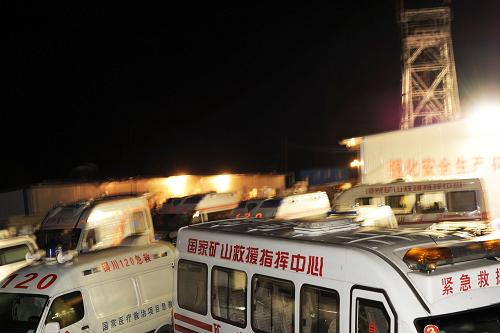 10月16日,礦山救援隊及醫(yī)護人員在發(fā)生瓦斯爆炸事故的銅川市耀州區(qū)照金鎮(zhèn)田玉煤礦集結。新華社記者 陳昌奇 攝