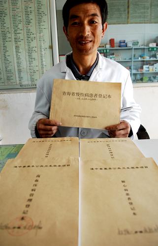 青海湟中縣攔隆口鎮(zhèn)東拉科村村醫(yī)吳得權(quán)在展示慢性病患者隨訪登記本(10月13日攝)。新華社記者 王博 攝