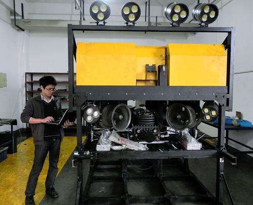 10月31日,杭州宇航機(jī)電工程公司工程師在檢測(cè)水下作業(yè)型機(jī)器人。 當(dāng)日,杭州宇航機(jī)電工程公司對(duì)外展示了其生產(chǎn)的水下作業(yè)型機(jī)器人。據(jù)了解,這臺(tái)水下作業(yè)型機(jī)器人由浙江大學(xué)的教授和博士生創(chuàng)立的杭州宇航機(jī)電工程公司研發(fā),并得到了國(guó)家“863”計(jì)劃的資金支持,將于近期交付用戶。新華社發(fā)(龍巍 攝)