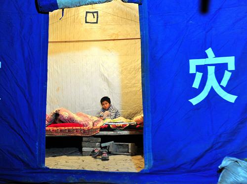11月1日晚,新疆鞏留縣阿尕爾森鄉(xiāng)5歲的田彥強(qiáng)(右)和哥哥在帳篷里休息。 當(dāng)日8時(shí)21分,新疆伊犁哈薩克自治州發(fā)生6.0級(jí)地震。記者在第一時(shí)間趕赴受災(zāi)較重的鞏留縣,當(dāng)?shù)馗骷?jí)各部門已積極組織開展抗震救災(zāi)工作。 地震發(fā)生后,伊犁州民政、地震、氣象、公安、交通等相關(guān)部門已先后派出州、縣、鄉(xiāng)三級(jí)共135個(gè)救援小分隊(duì)在災(zāi)區(qū)開展救援工作。目前,各種救災(zāi)物資正源源不斷向?yàn)?zāi)區(qū)匯聚。新疆維吾爾自治區(qū)民政廳已調(diào)撥2000套棉被、1000雙棉鞋運(yùn)往災(zāi)區(qū)。伊犁各縣市也已調(diào)集帳篷、煤炭、食品、衣物等救災(zāi)物資分發(fā)到受災(zāi)群眾手中。新華社記者 江文耀 攝