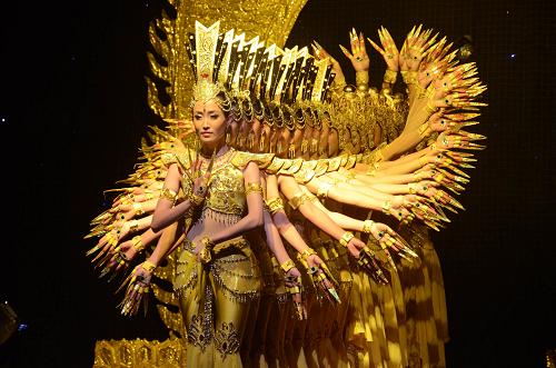 11月1日,在緬甸內(nèi)比都,中國(guó)殘疾人藝術(shù)團(tuán)的演員在表演舞蹈《千手觀音》。新華社發(fā)(吳昂 攝)