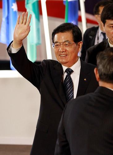 這是胡錦濤在出席第二階段會議后步出會場,向媒體記者揮手致意。新華社記者 劉衛(wèi)兵 攝