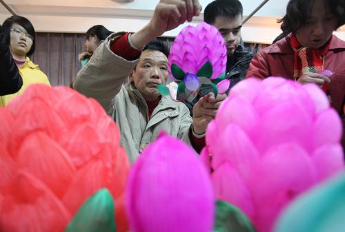 12月18日,花燈藝人徐平山在南京先鋒書店現(xiàn)場制作花燈。當(dāng)日,來自南京的一對民間花燈手工藝人夫婦現(xiàn)場為逛書店的讀者展示秦淮花燈制作技藝,吸引了眾多市民前來觀看。據(jù)悉,此次活動是“中國傳統(tǒng)民間文化傳承公益行動”的一個(gè)項(xiàng)目。活動旨在弘揚(yáng)秦淮花燈傳統(tǒng)手工藝文化,幫助扎燈藝人拓寬銷售渠道。 新華社發(fā)(李文寶 攝)