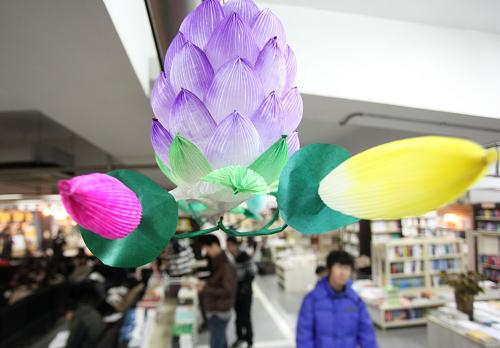 12月18日在南京先鋒書店內(nèi)拍攝的菠蘿燈。新華社發(fā)(李文寶 攝)