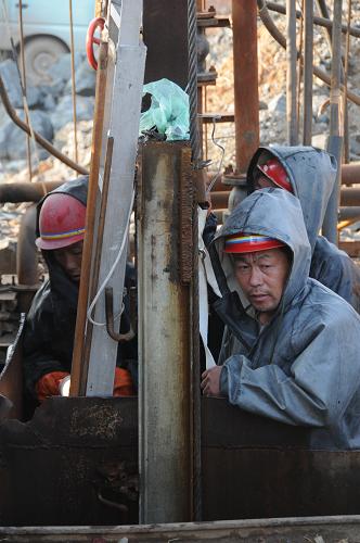 4月16日,救援人員攜帶梯子、鐵桿等器械下井探查被困者。記者從河北遵化市西三里鄉(xiāng)胡莊子村非法盜采國有資源案件調(diào)查組獲悉:4月14日11時,遵化市西三里鄉(xiāng)胡莊子村一非法鐵礦發(fā)生透水,造成6人被困井下。目前,遵化市公安部門已正式立案偵查,被困人員仍在全力搶救中。據(jù)公安部門初步調(diào)查,發(fā)生透水的鐵礦采用隱蔽手段盜采國有資源,是典型的非法盜采刑事案件。新華社記者 曲瀾娟 攝