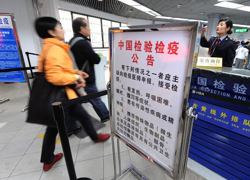 4月29日,旅客在武漢天河機(jī)場(chǎng)經(jīng)過(guò)檢驗(yàn)檢疫通道。新華社記者 程敏 攝