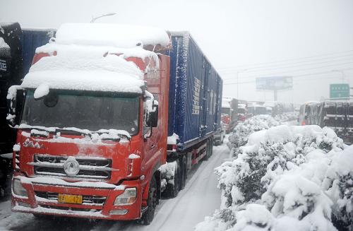 1月20日,車輛滯留在昌九高速公路上。新華社記者 周科 攝
