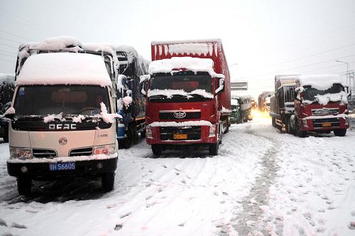 1月20日,車輛滯留在昌九高速公路上。新華社記者 周科 攝
