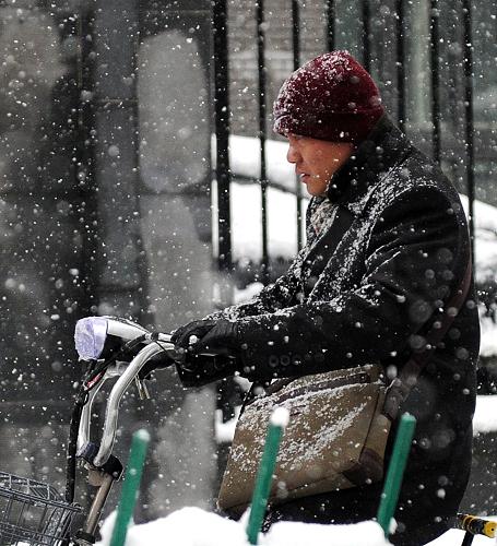 1月20日早上,一位市民冒雪前行。新華社記者 徐昱 攝