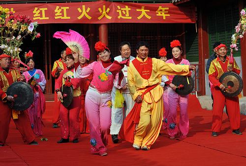 1月19日,馮嘴子村花鼓燈藝術(shù)團(tuán)的演員們?cè)谂啪毺ü臒?。新華社記者 何俊昌 攝