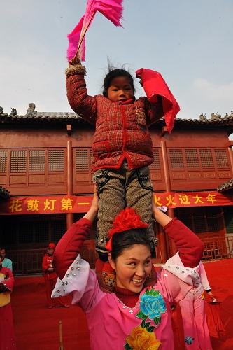 1月19日,剛剛學(xué)習(xí)花鼓燈的馮興媛(上)參加花鼓燈排練。新華社記者 何俊昌 攝