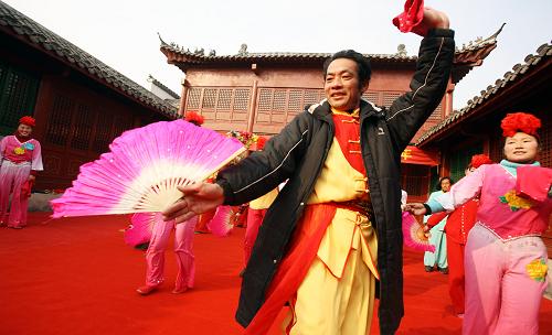 1月19日,馮嘴子村花鼓燈藝術(shù)團(tuán)的演員們?cè)谂啪殹P氯A社記者 李穎 攝