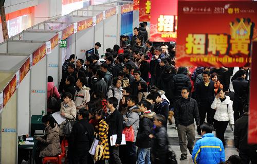 這是2月10日拍攝的長沙人才市場“春節(jié)招聘黃金周”大型人才交流會現(xiàn)場。當(dāng)日,湖南省會長沙舉辦“春節(jié)招聘黃金周”大型人才交流會。據(jù)介紹,本次人才交流會共設(shè)招聘展位200個,提供各類崗位達到10000個。新華社記者 龍弘濤 攝