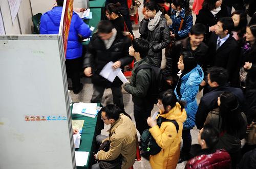 2月10日,求職者在長沙人才市場“春節(jié)招聘黃金周”大型人才交流會現(xiàn)場應(yīng)聘。新華社記者 龍弘濤 攝