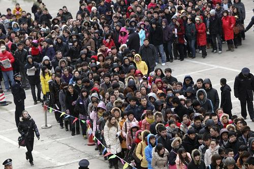 2月10日,應(yīng)聘者在煙臺(tái)市芝罘區(qū)人才市場(chǎng)外排起長(zhǎng)隊(duì)等候分批入場(chǎng)。當(dāng)日,山東省煙臺(tái)市民營(yíng)企業(yè)招聘會(huì)在煙臺(tái)市芝罘區(qū)人才市場(chǎng)火爆開(kāi)場(chǎng),當(dāng)?shù)?50余家民營(yíng)企業(yè)、上市公司和集團(tuán)型公司進(jìn)場(chǎng)招聘,提供崗位1萬(wàn)余個(gè),吸引眾多大學(xué)生等前來(lái)應(yīng)聘。新華社發(fā)(申吉忠 攝)